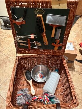 Optima Brown Wicker Pet Grooming Kit with Green Panel